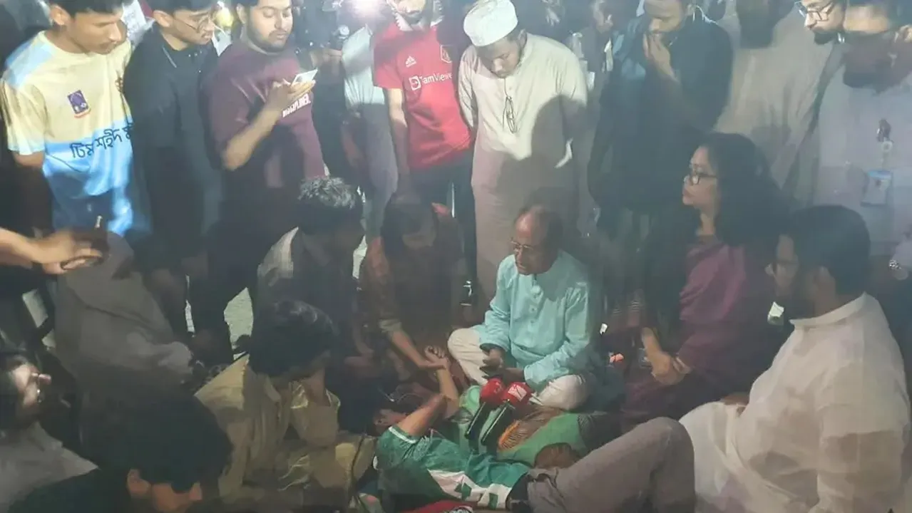 ঢাবিতে অনশনকারীদের শারীরিক অবস্থার অবনতি, দেখতে গেলেন ভিসি