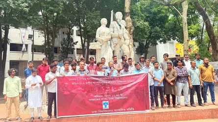 সাংবাদিকদের ওপর ছাত্রদলের হামলার প্রতিবাদে ঢাবিতে মানববন্ধন