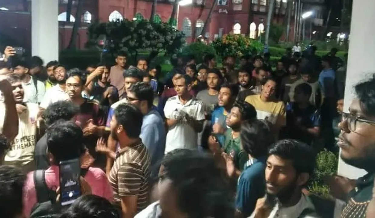ঢাবিতে শিক্ষার্থী হেনস্তার অভিযোগে ফজলুল হক হলের প্রভোস্টের পদত্যাগ দাবি