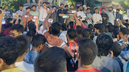 শহীদুল্লাহ হলে ছাত্রদলের হামলার প্রতিবাদে ঢাবি শিবিরের বিক্ষোভ