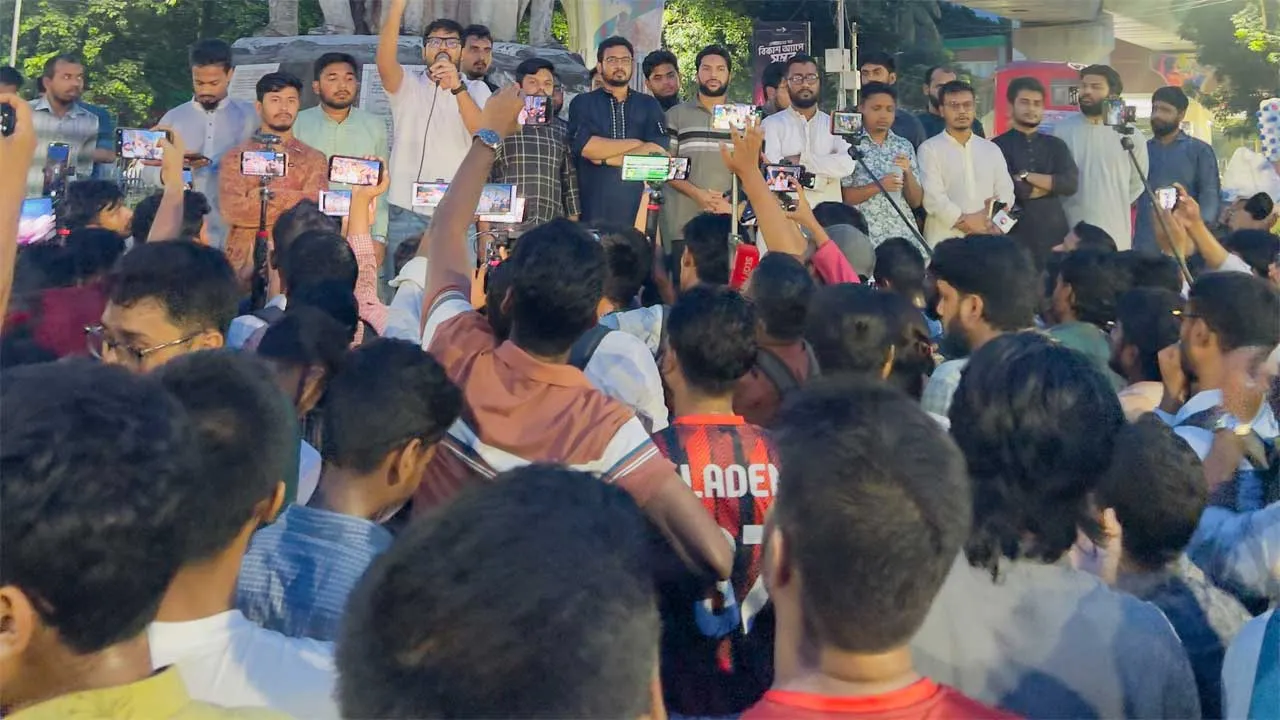 শহীদুল্লাহ হলে ছাত্রদলের হামলার প্রতিবাদে ঢাবি শিবিরের বিক্ষোভ
