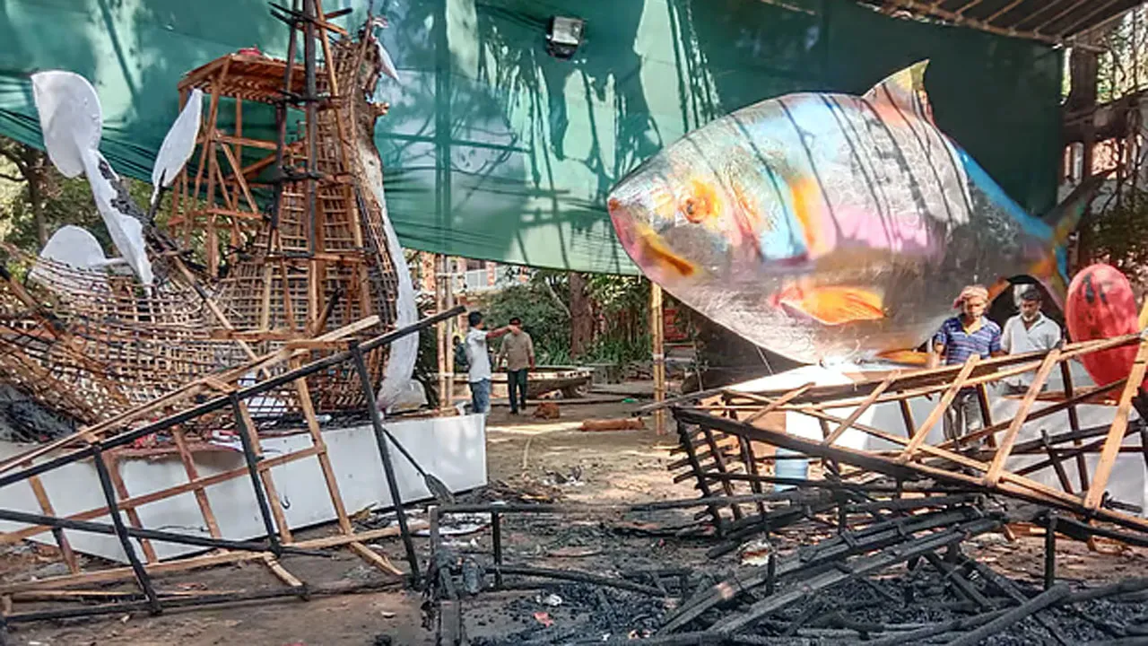 চারুকলায় আগুনে পুড়ল ‘ফ্যাসিস্টের প্রতিকৃতি’, সন্দেহ নাশকতার