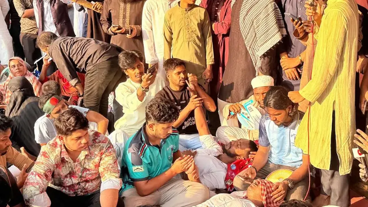 শহীদ পরিবারের অনুরোধে ৭২ ঘণ্টা পর শিক্ষার্থীদের অনশন ভঙ্গ