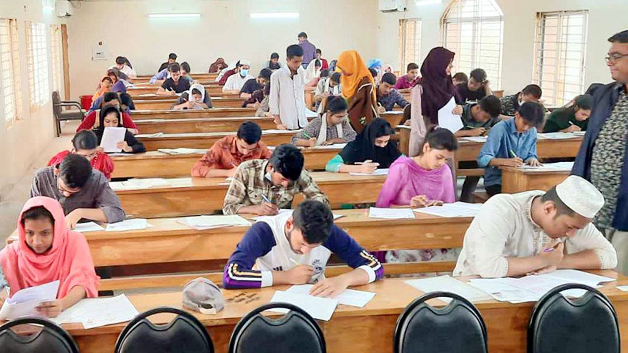 দ্বৈত নীতিতে দুই নৌকায় পা দিচ্ছে অধিকাংশ শিক্ষার্থী