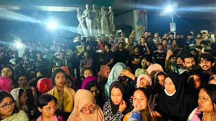 মধ্যরাতে শিক্ষার্থীদের বিক্ষোভে উত্তাল ঢাবি
