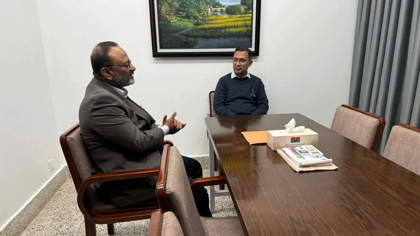 গুলশান শোকবইয়ে স্বাক্ষর করলেন ঢাবি ভিসি, তারেক রহমানের সাথে সাক্ষাৎ