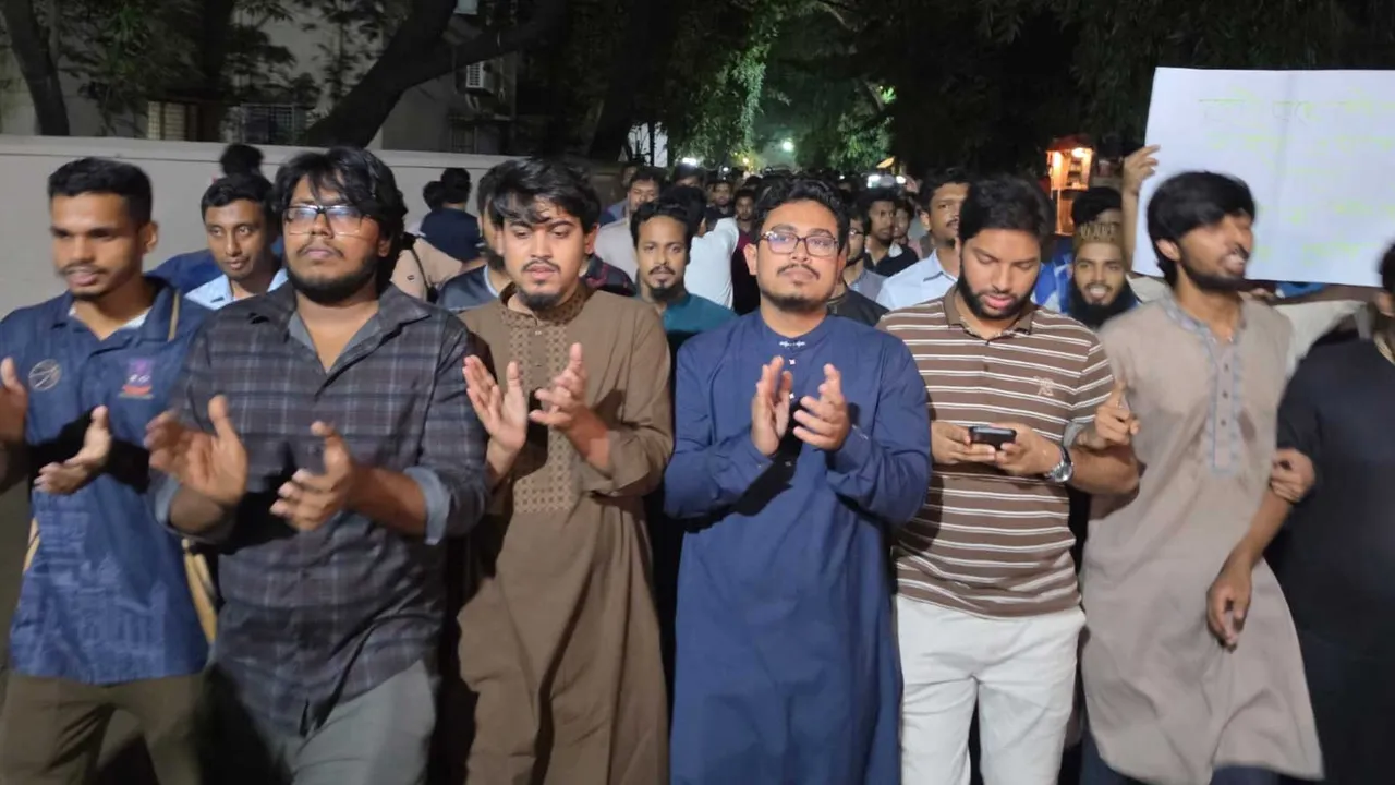 সরকারি নিয়োগে ভাইভার নম্বর বাড়ানোর উদ্যোগের প্রতিবাদে ডাকসুর বিক্ষোভ