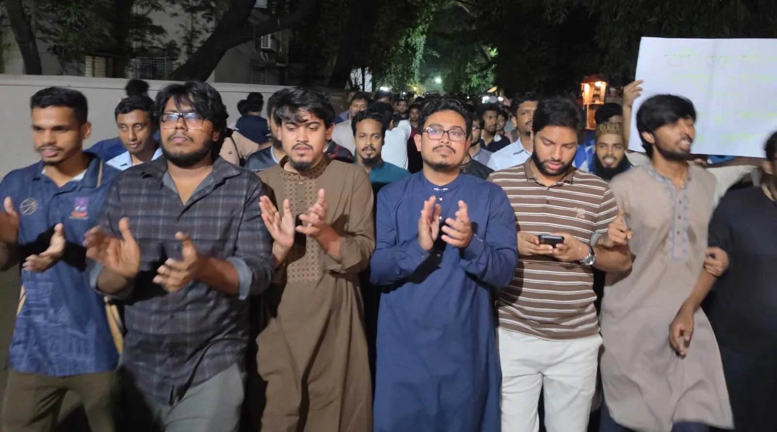 সরকারি নিয়োগে ভাইভার নম্বর বাড়ানোর উদ্যোগের প্রতিবাদে ডাকসুর বিক্ষোভ