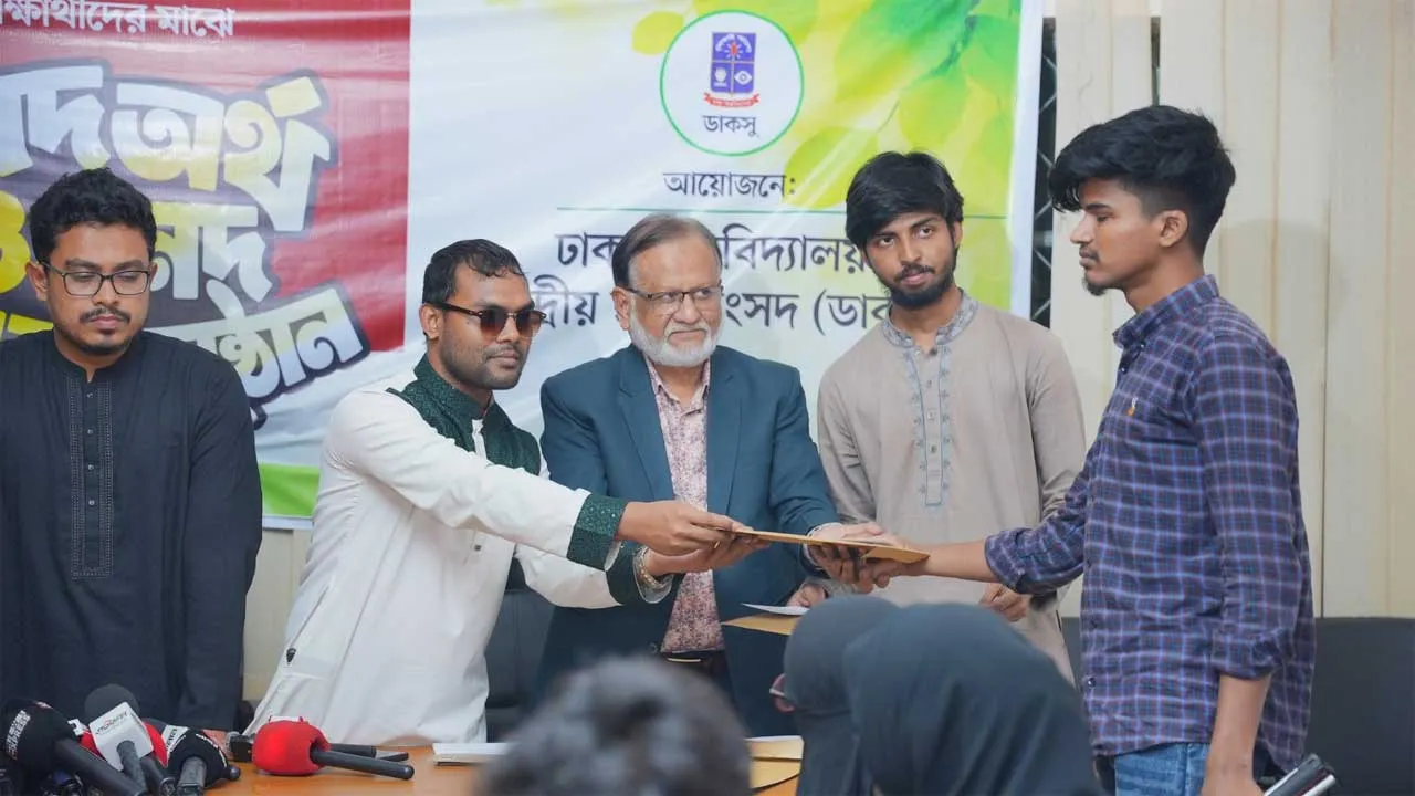 ফিজিক্যালি চ্যালেঞ্জড শিক্ষার্থীরা পেলেন ডাকসুর অদম্য মেধাবৃত্তির অর্থ