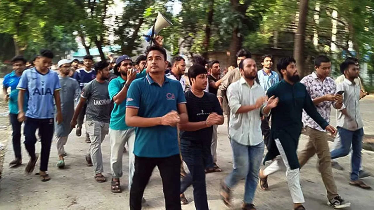 ডাকসু নির্বাচন স্থগিত ঘোষণায় ঢাকা বিশ্ববিদ্যালয়ে বিক্ষোভ