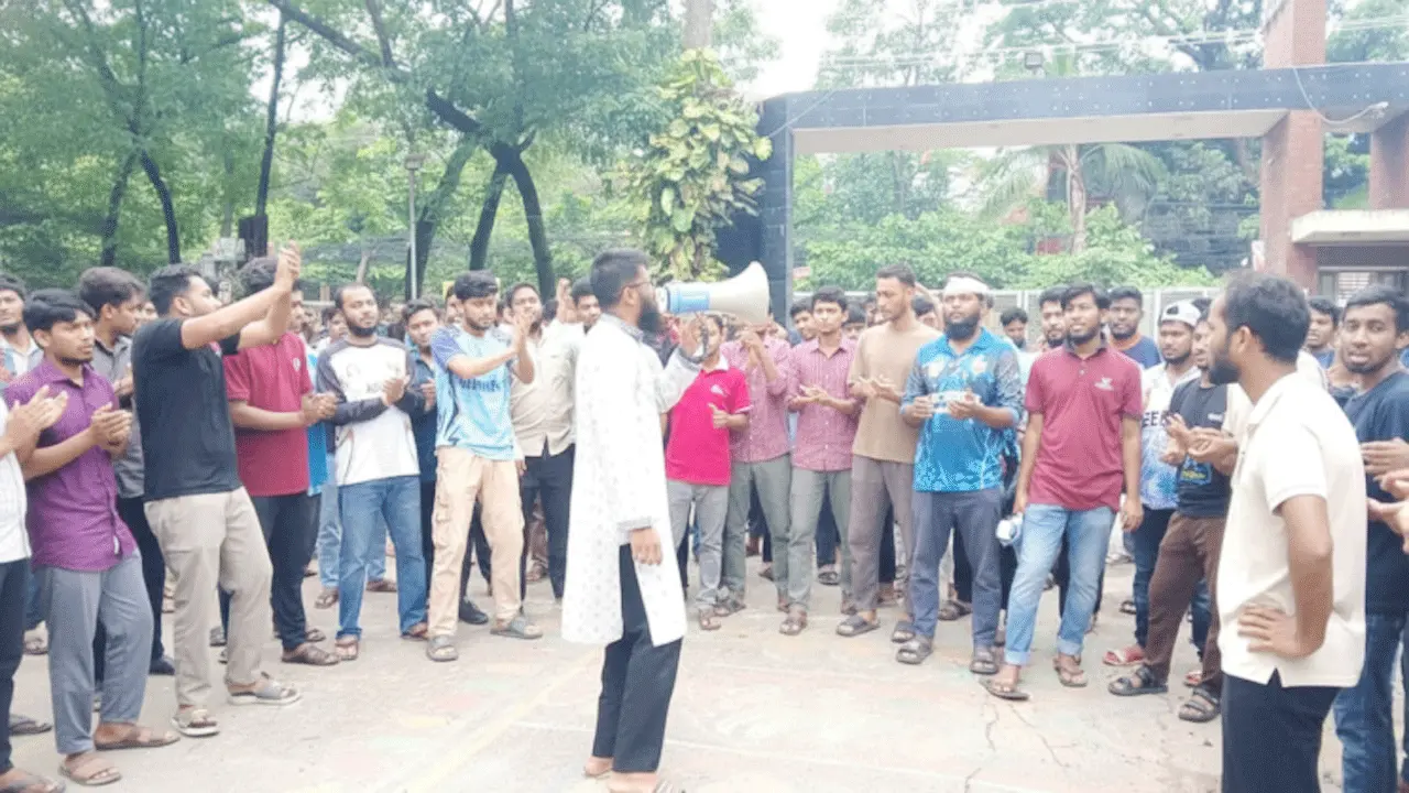 ৩ দফা দাবিতে ডুয়েট শিক্ষার্থীদের ব্লকেড কর্মসূচি