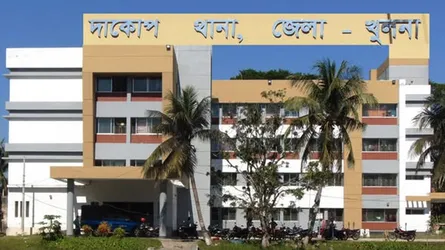 খুলনায় ক্লাসে ঢুকে শিক্ষককে পেটালেন বিএনপি নেত্রী, প্রতিবাদ মিছিল করায় শিক্ষার্থীদের হুমকি