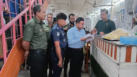 দাগনভূঞায় অস্বাস্থ্যকর পরিবেশে খাবার রান্না, দুই হোটেলকে জরিমানা