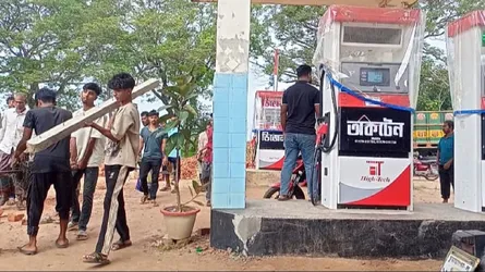 জমি নিয়ে বিরোধে ফিলিং স্টেশনের মাঝে কাঁটাতারের বেড়া, প্রশাসনের হস্তক্ষেপ দাবি