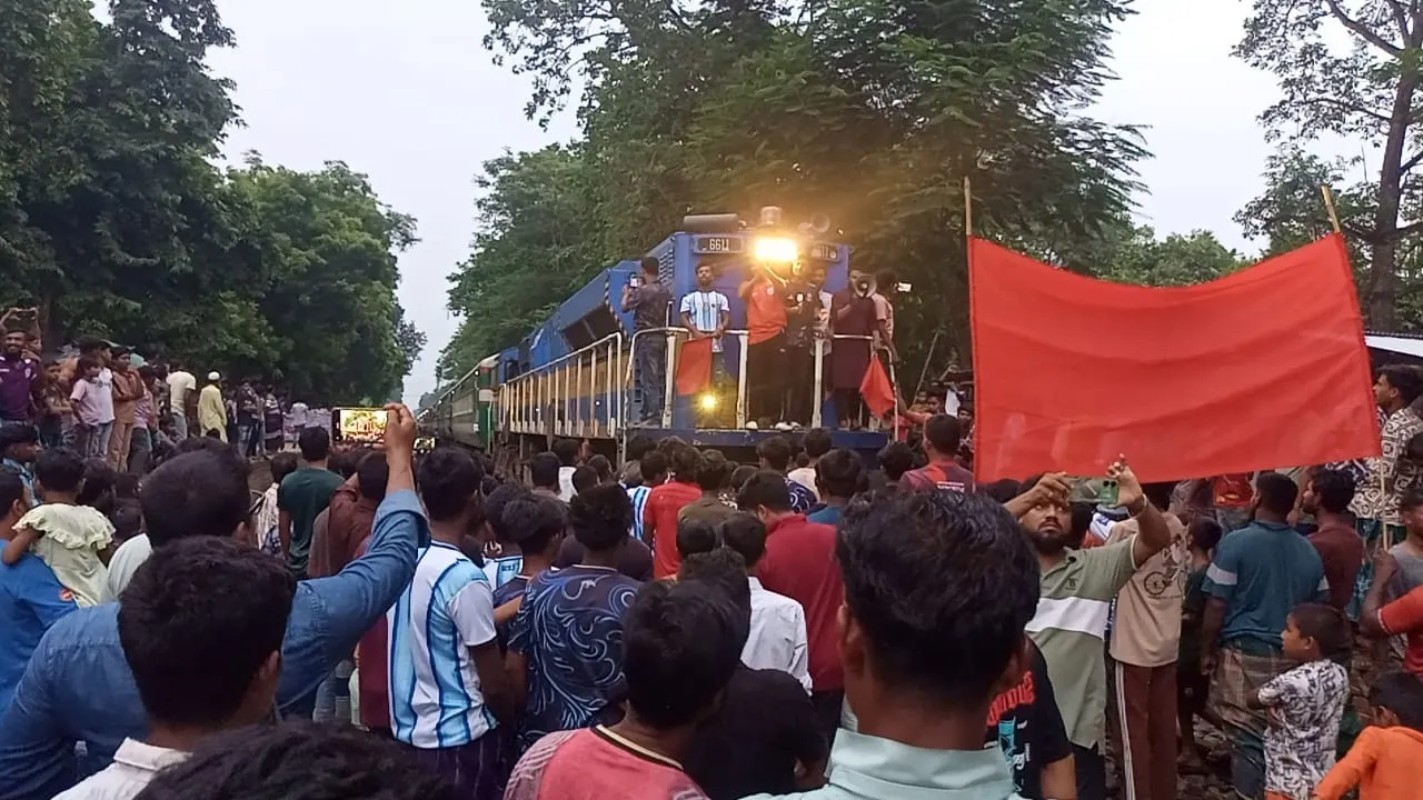 দামুড়হুদায় জয়রামপুর স্টেশনে ট্রেনের স্টপেজ দাবিতে মানববন্ধন