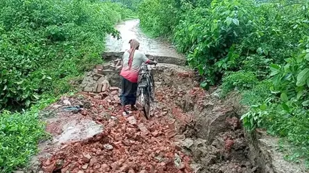 দামুড়হুদায় ভারী বৃষ্টিতে সড়কে ধস, ২ গ্রামের যোগাযোগ ব্যাহত