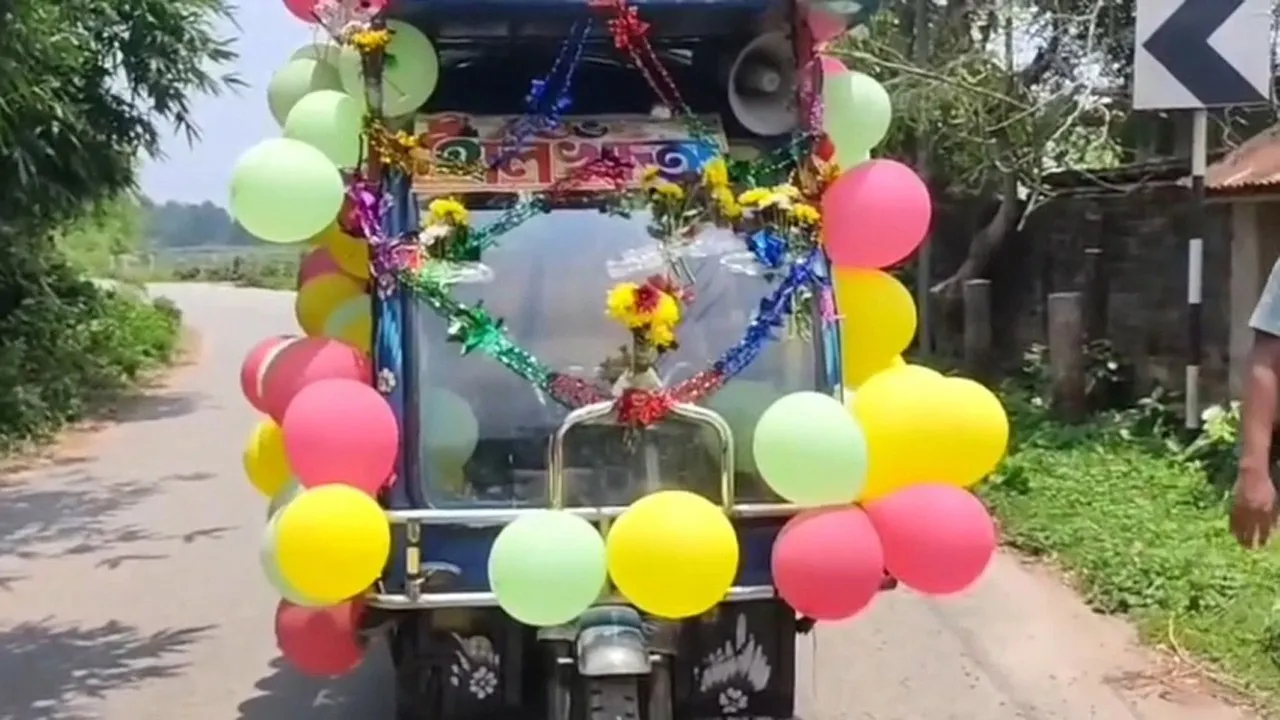ইজি বাইকে মাইকিং, বাকি তুলতে গ্রাহকের দরজায় ব্যবসায়ী