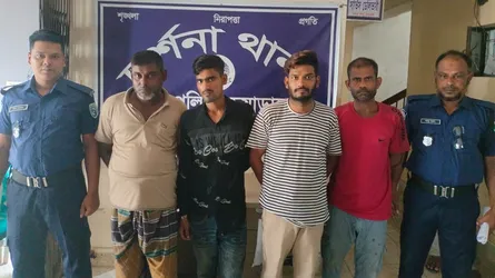 দর্শনায় পুলিশের ঝটিকা অভিযানে ওয়ারেন্টভুক্ত ৪ আসামি গ্রেফতার