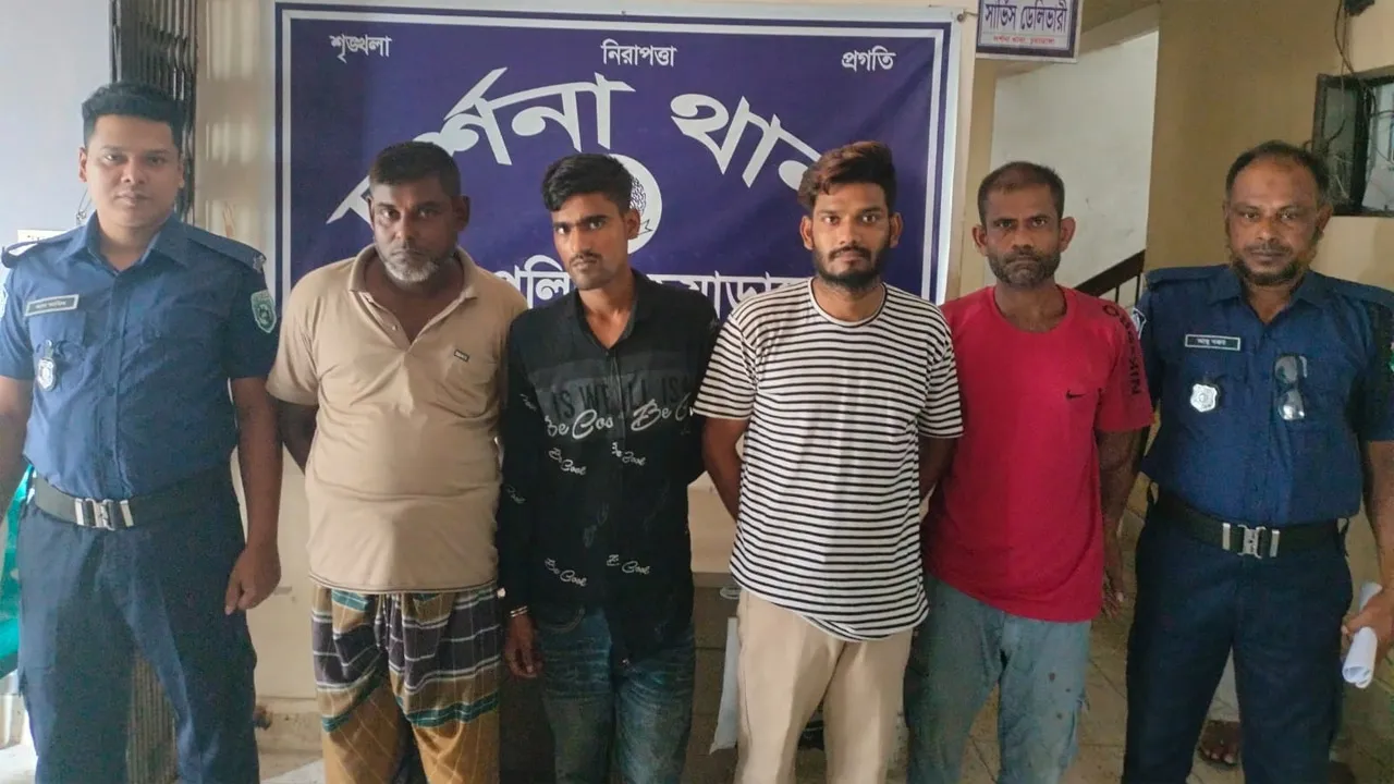 দর্শনায় পুলিশের ঝটিকা অভিযানে ওয়ারেন্টভুক্ত ৪ আসামি গ্রেফতার