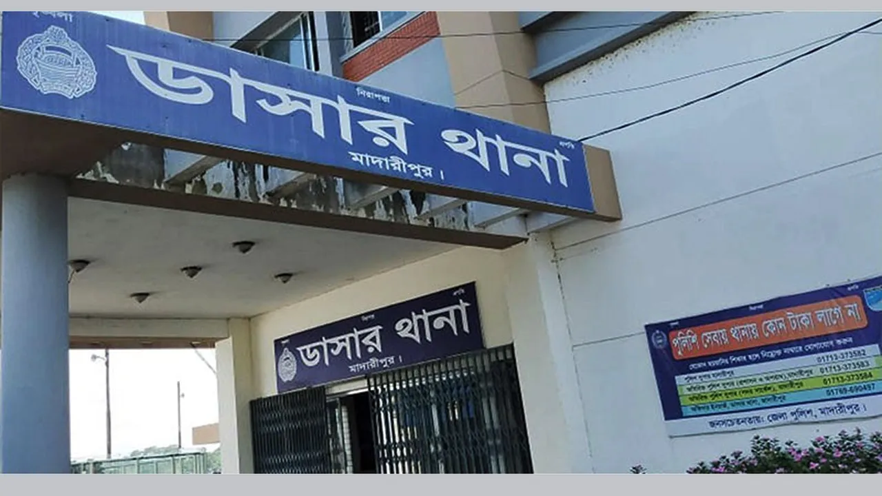 মাঝরাতে নারিকেল গাছের চূড়ায় তরুণের কাণ্ড, উদ্ধার করলো ফায়ার সার্ভিস