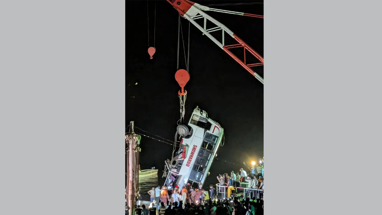 তোলা হয়েছে পদ্মায় ডুবে যাওয়া বাস, ১৩ লাশ উদ্ধার