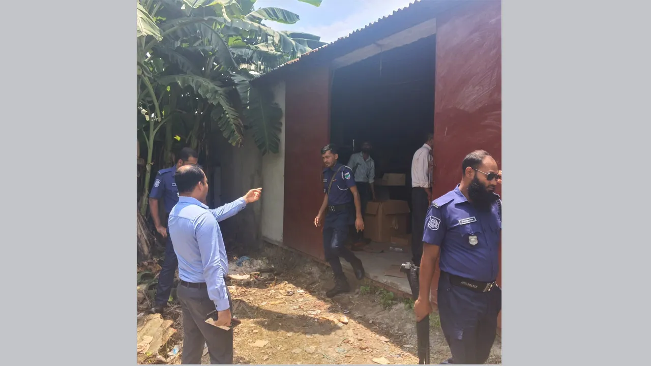 দৌলতপুরে ২ কোটি টাকার নকল সিগারেট জব্দ, গরুর খামার ভাড়া নিয়ে চলত কারখানা