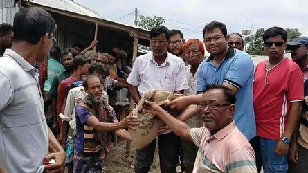 দৌলতপুরে বানভাসী মানুষের মাঝে ত্রাণসামগ্রী বিতরণ