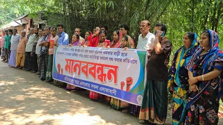 দেবিদ্বারে মন্দিরের রাস্তা বন্ধের প্রতিবাদে এলাকাবাসীর মানববন্ধন