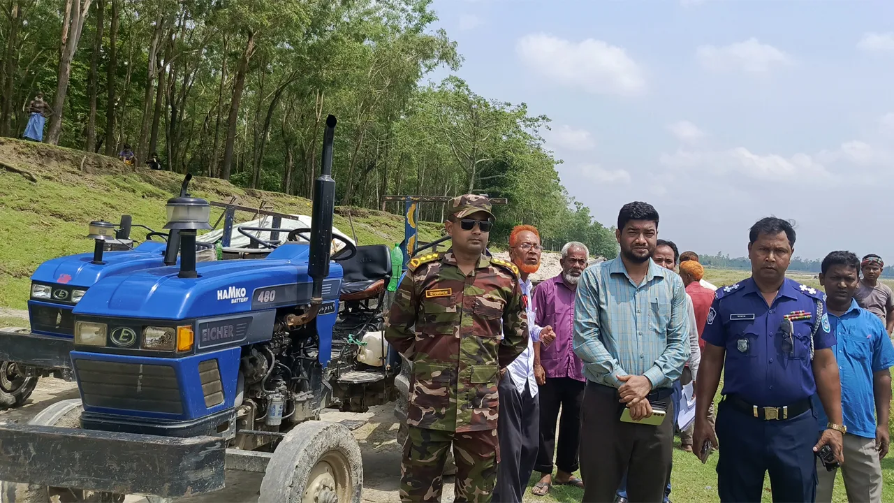 পঞ্চগড়ে যৌথ অভিযানে অবৈধ বালু উত্তোলনের দায়ে ৮টি গাড়ি জব্দ
