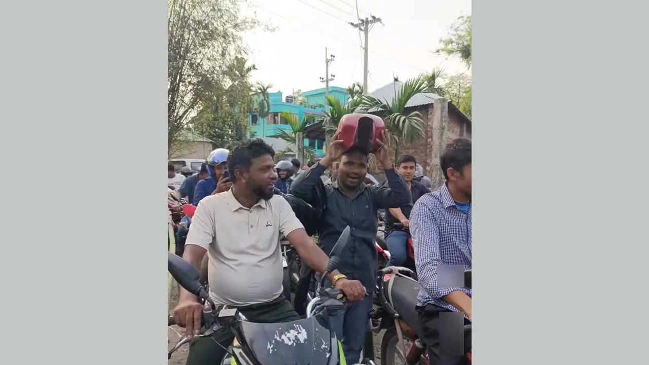 তেলের জন্য গাড়ির ট্যাংকি মাথায় নিয়ে পাম্পের লাইনে যুবক