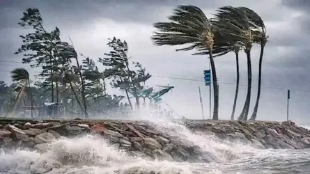 মাছ ধরার ট্রলারকে নিরাপদে থাকার নির্দেশ