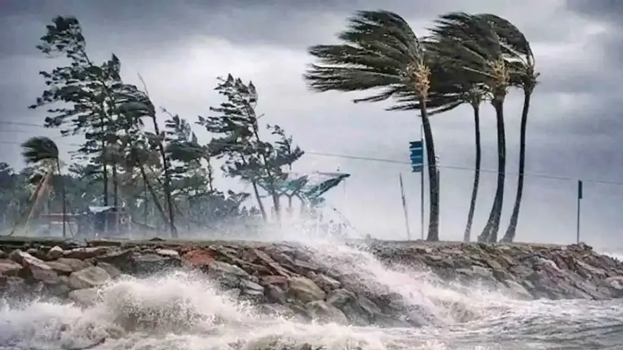 মাছ ধরার ট্রলারকে নিরাপদে থাকার নির্দেশ