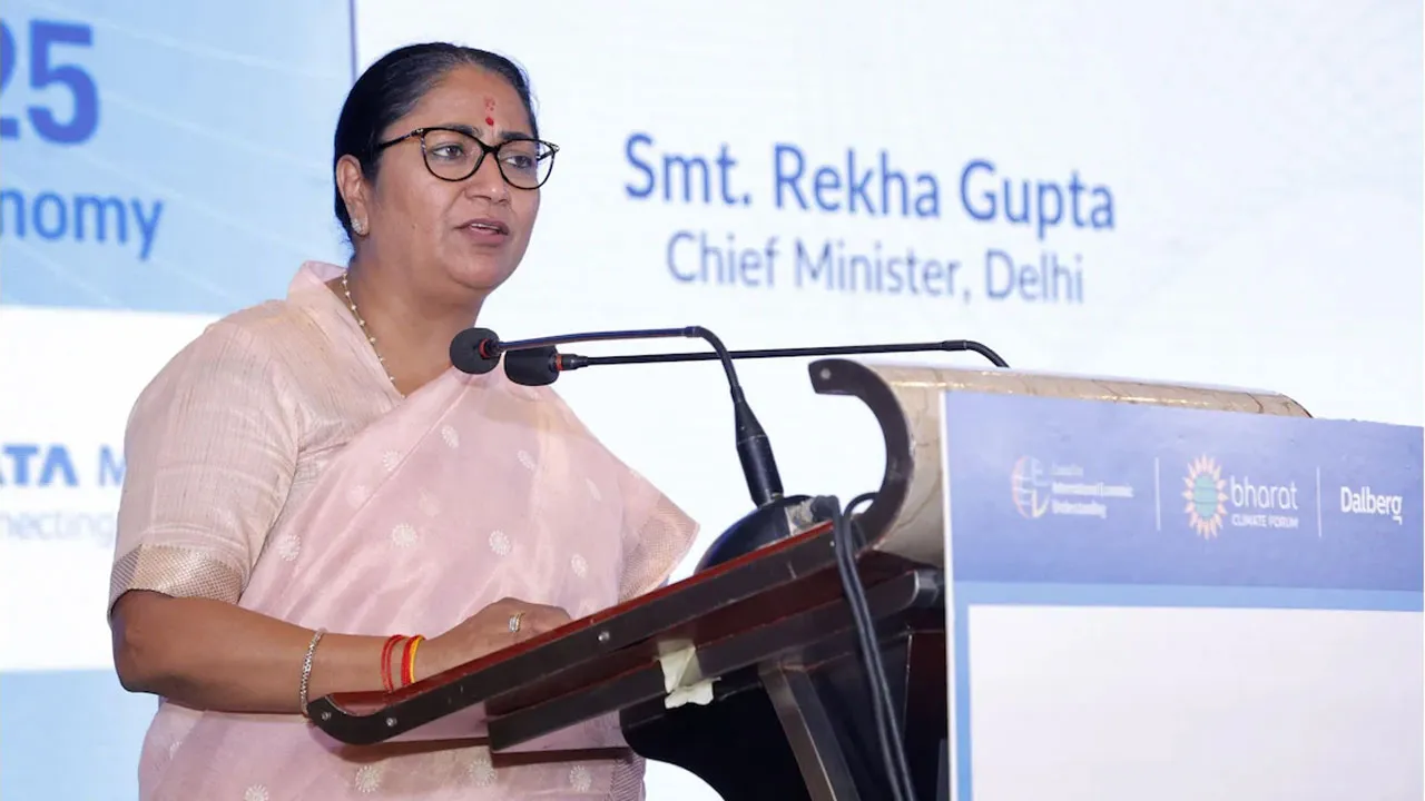 নিজ বাসভবনে দিল্লির মুখ্যমন্ত্রীর ওপর হামলা, গ্রেফতার ১
