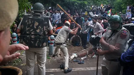 ককরোচ পার্টির মিছিলে লাঠিচার্জ : দিল্লি পুলিশকে ভর্ৎসনা সুপ্রিম কোর্টের