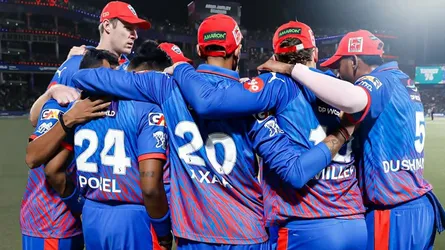 ৮ রানে ৬ উইকেট হারিয়ে বিধ্বস্ত দিল্লি, কোহলির দারুণ রেকর্ড