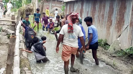 ভোগান্তিতে ১০ গ্রামের মানুষ, কাঁচা রাস্তা পাকা করার দাবি