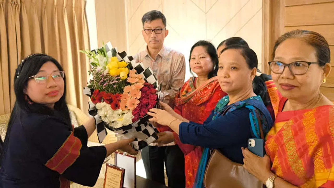 পার্বত্যমন্ত্রীর সাথে বিশ্বশান্তি কুঠির প্রতিনিধিদলের সৌজন্য সাক্ষাৎ