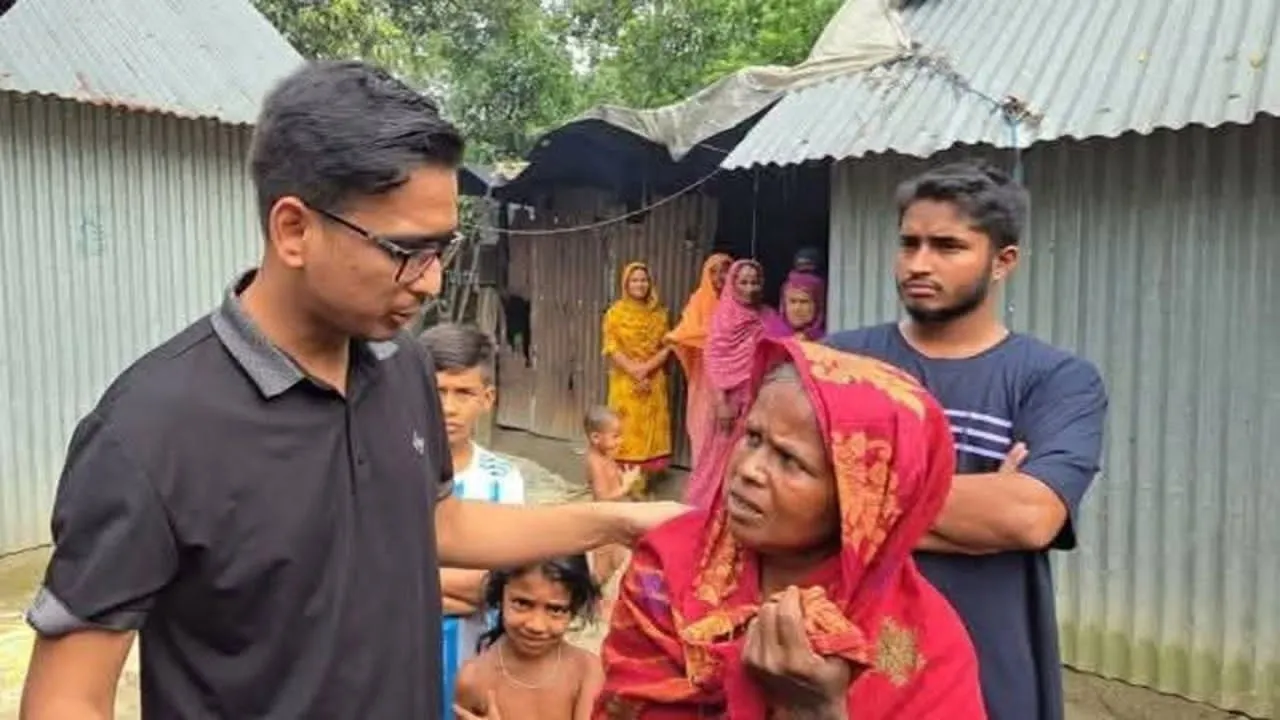 নয়া দিগন্তে সংবাদ প্রকাশের পর দেবিদ্বারে ক্ষতিগ্রস্ত পরিবারের পাশে দাঁড়ালেন হাসনাত