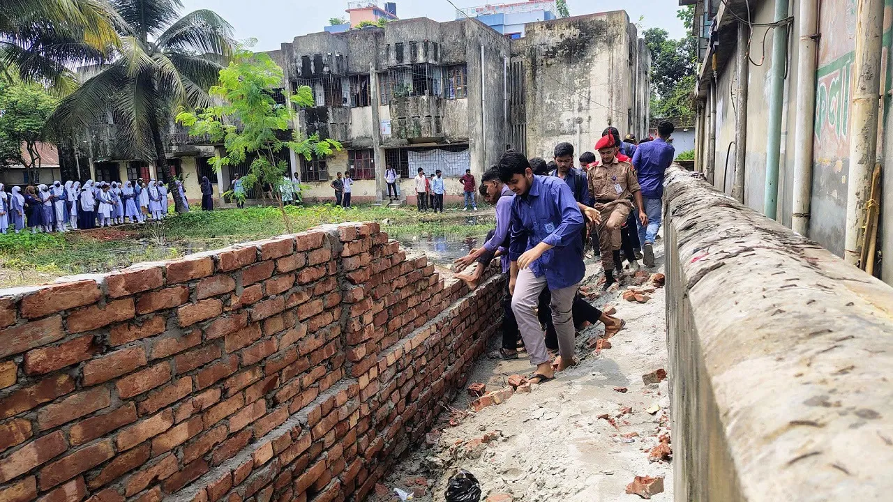 দে‌বিদ্বার সরকারি ক‌লে‌জের জায়গা দখল ক‌রে প্রাচীর নির্মাণ, শিক্ষার্থী‌দের বি‌ক্ষোভ