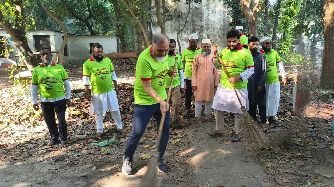গণভবন এলাকায় জামায়াতের পরিচ্ছন্নতা ও মশা নিধন অভিযান