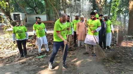 গণভবন এলাকায় জামায়াতের পরিচ্ছন্নতা ও মশা নিধন অভিযান