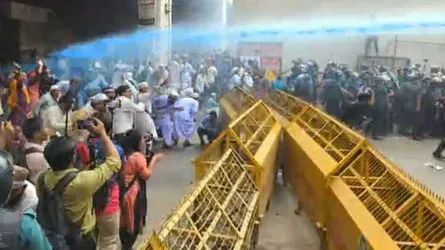 ইবতেদায়ি মাদরাসা শিক্ষকদের মিছিলে জলকামান-সাউন্ড গ্রেনেড নিক্ষেপ