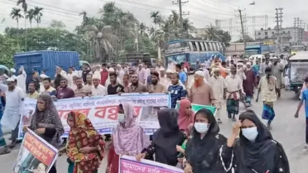 গ্যাসের দাবিতে ধামরাইয়ে ঢাকা-আরিচা মহাসড়ক অবরোধ