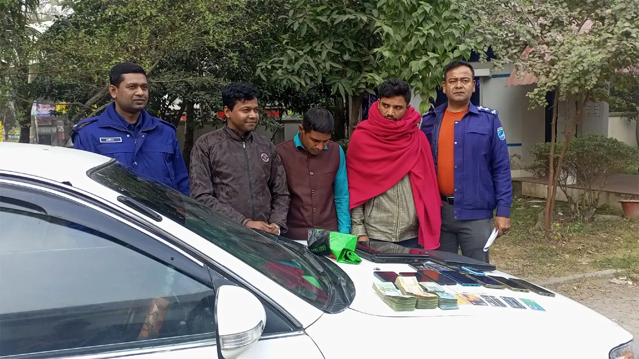 ধামরাইয়ে ৩ ছিনতাইকারী গ্রেফতার, মালামাল উদ্ধার