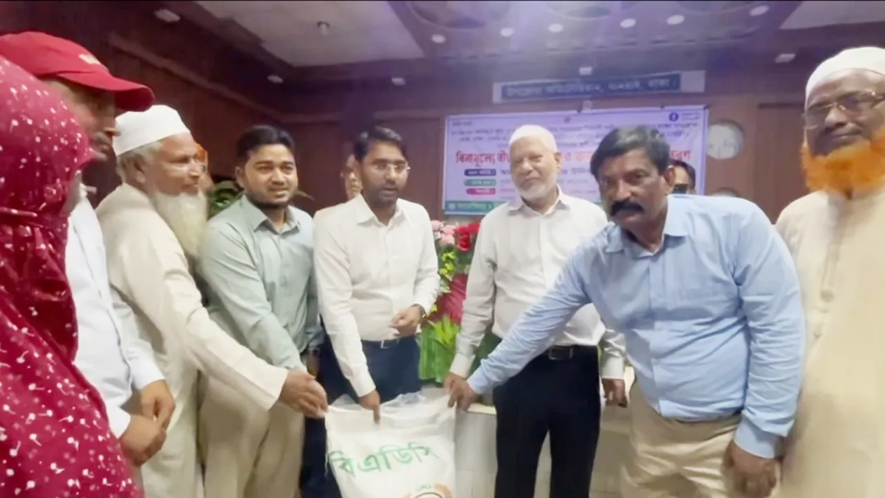 ধামরাইয়ে কৃষকদের মাঝে বিনামূল্যে বীজ, সার ও গাছের চারা বিতরণ