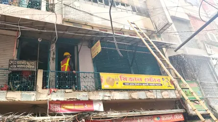 চকবাজারে খাজা মার্কেটের আগুন ২ ঘণ্টা পর নিয়ন্ত্রণে
