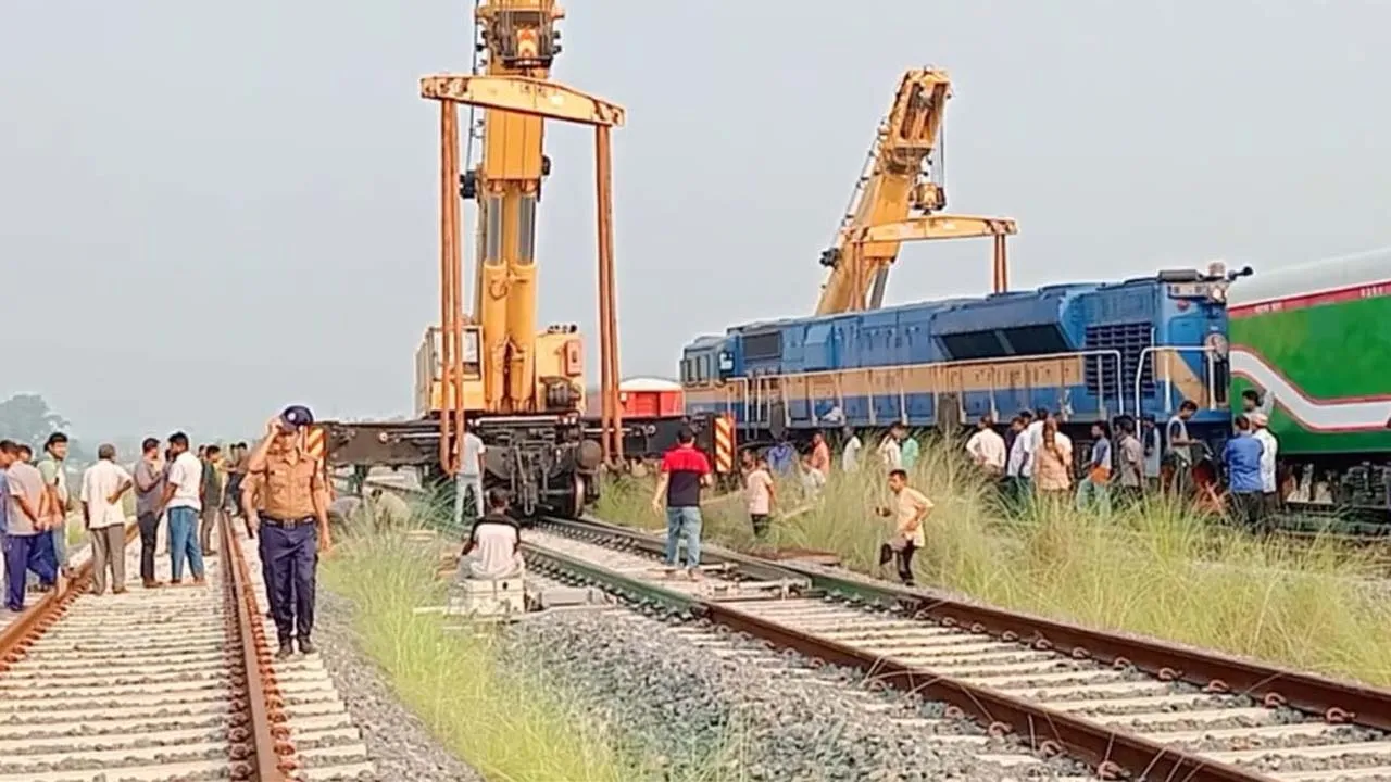 ১৪ ঘণ্টা পর বিকল্প লাইনে চালু হলো ঢাকা-খুলনা রেল