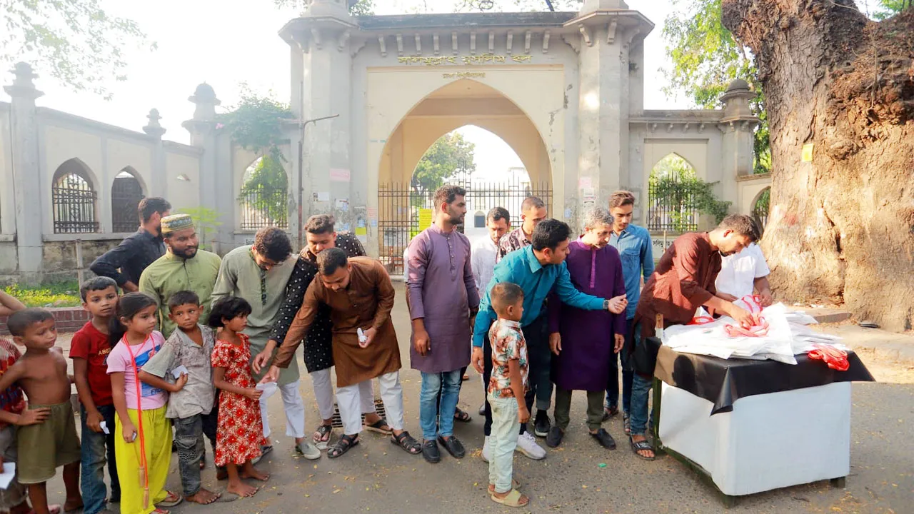 পথ শিশুদের মাঝে ছাত্রদল নেতার ঈদ উপহার বিতরণ