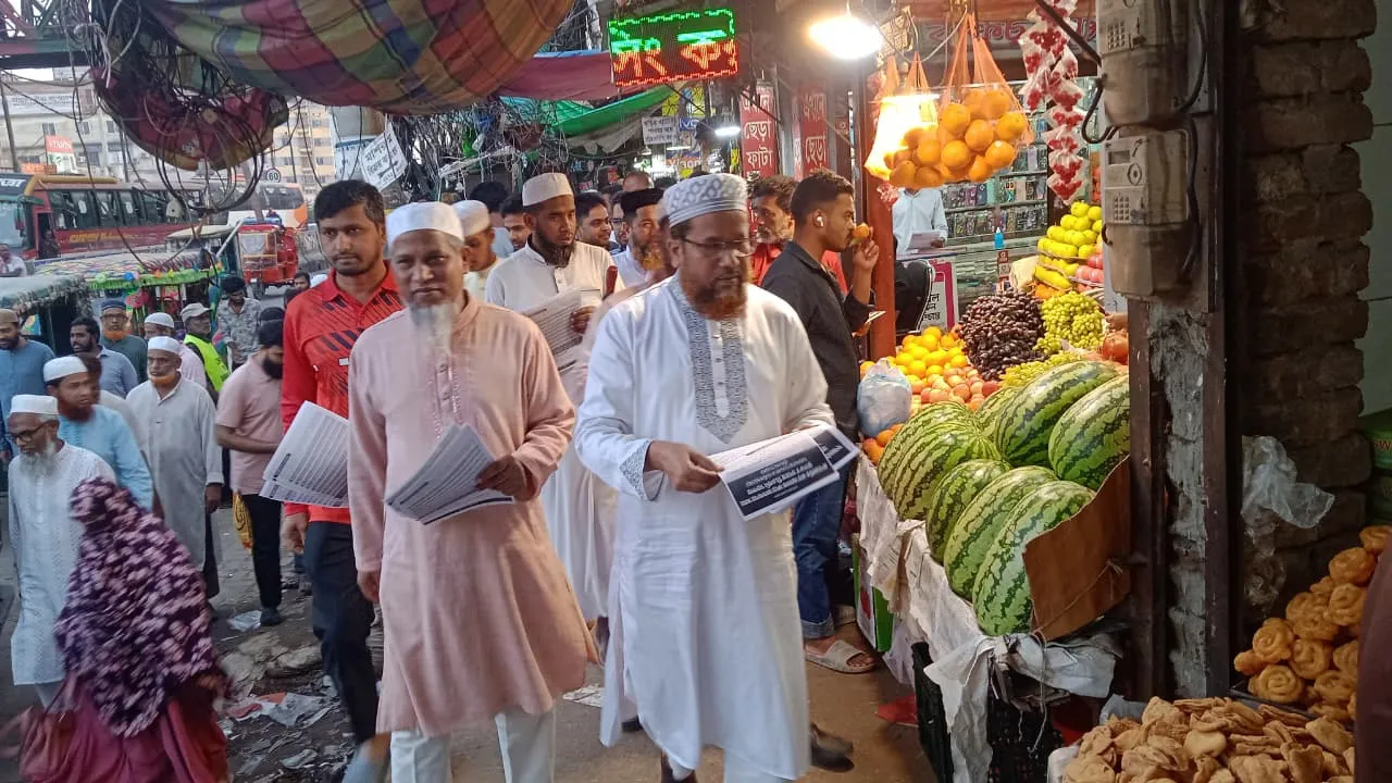গণভোটের রায় বাস্তবায়নে ঢাকা জেলা জামায়াতের লিফলেট বিতরণ