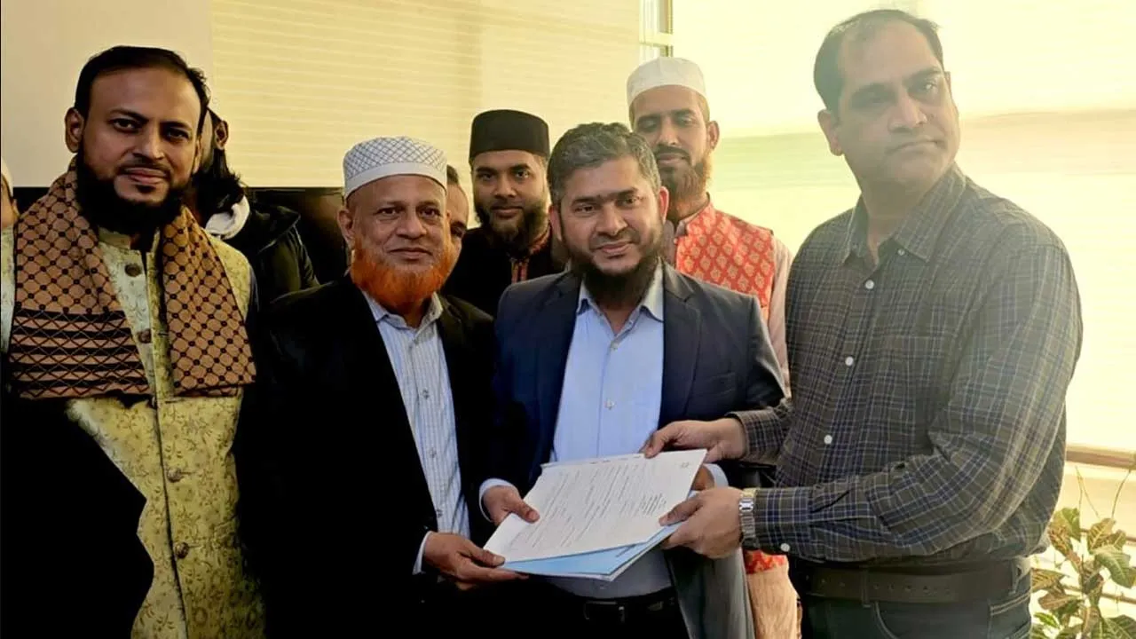 জুলাই যোদ্ধাদের নিয়ে মনোনয়নপত্র তুললেন ডা. খালিদুজ্জামান
